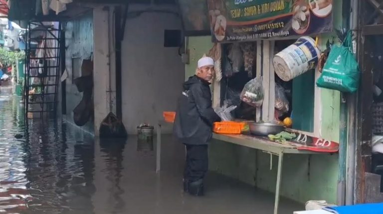 Awal Ramadhan, Banjir Rendam Wilayah Cengkareng Usai Hujan Deras Sejak Semalam