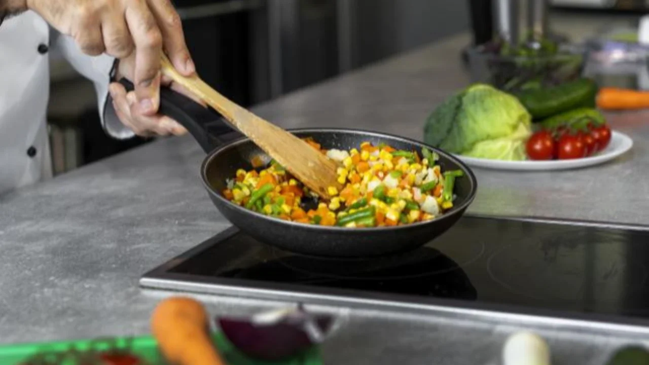 Cara Mudah Memanaskan Makanan Sahur yang Benar agar Tidak Memicu Gangguan Pencernaan