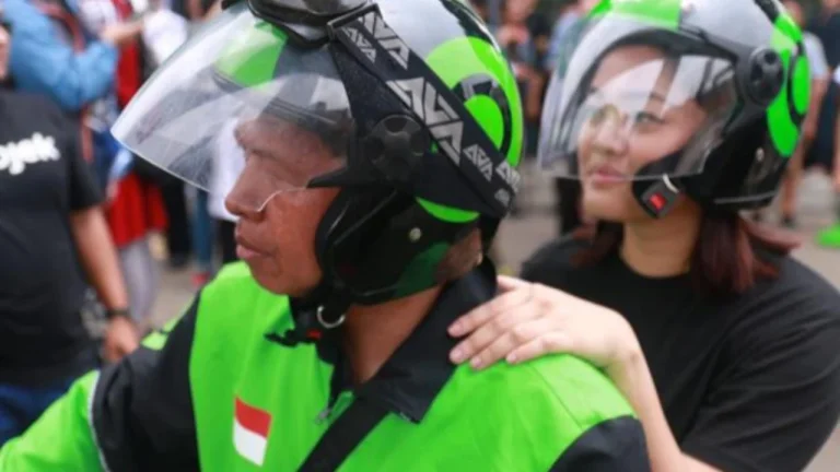 Cerita di Balik Helm dan Jaket Ojol, Rasa Aman yang Kini Lebih Nyata