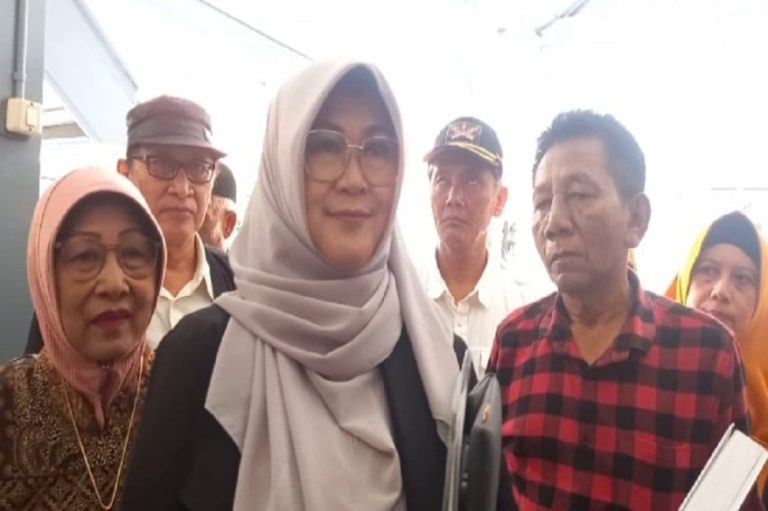 Dokter Tifa Minta Pria Berkumis dan Berkacamata di Foto Ijazah Jokowi yang Diunggah Dian Sandi Dicari