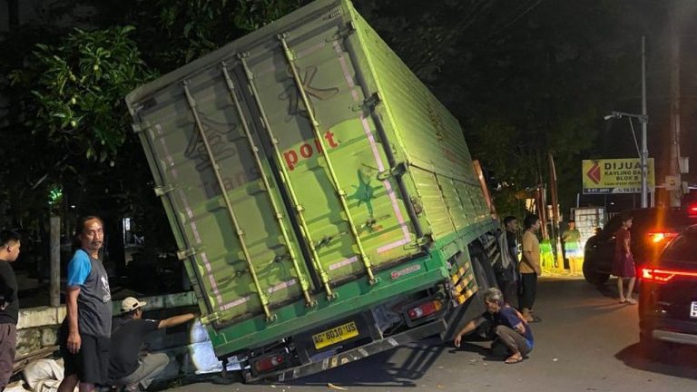 Evakuasi Truk Puri Kembangan Bermuatan 37 Ton Terkendala, Macet Parah Tak Terhindarkan