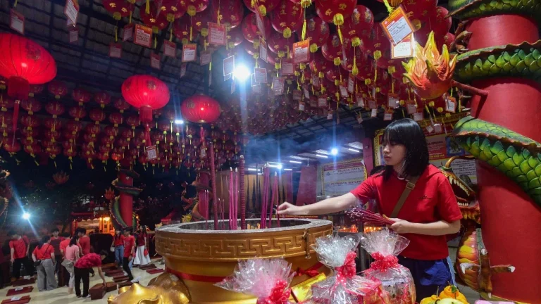 FOTO: Khidmat Sembahyang Malam Imlek di Wihara Kwan In Thang Tangerang Selatan