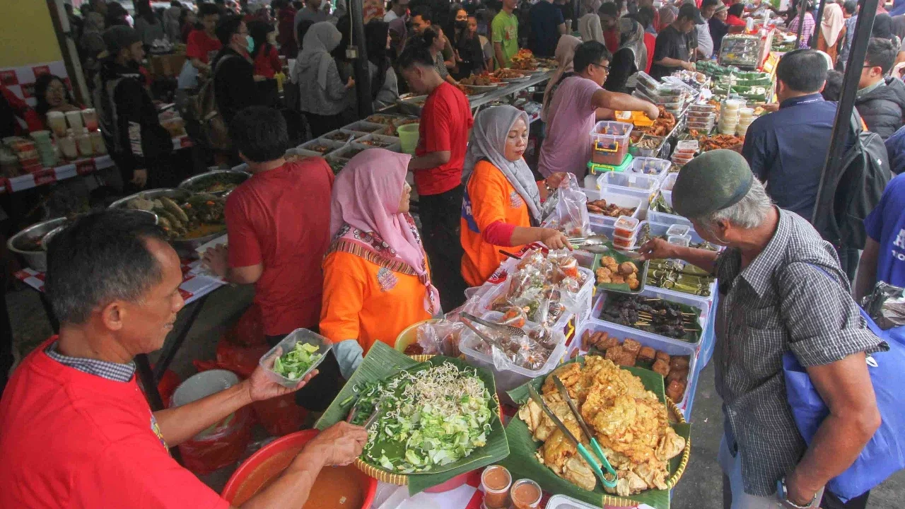 FOTO: Pasar Takjil Benhil Jadi Magnet Warga Berburu Menu Berbuka
