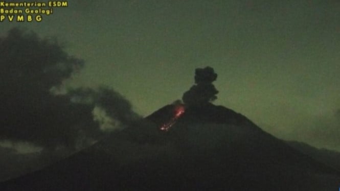 Gunung Semeru Kembali Erupsi Malam Ini, Kolom Abu Meletus 800 Meter dari Puncak