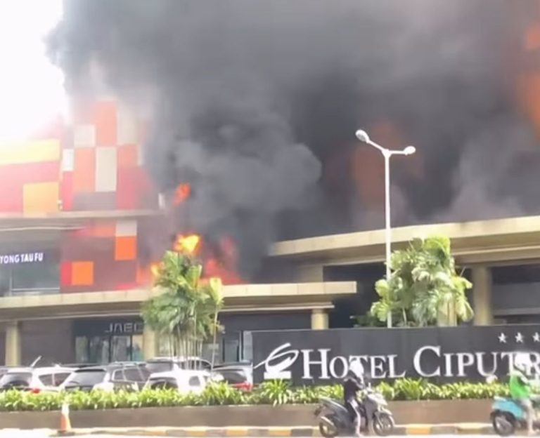 Kebakaran di Mall Ciputra Cibubur, 2 Unit Damkar Dikerahkan