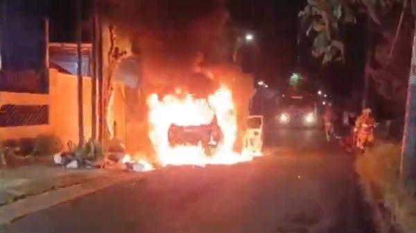 Mobil Terbakar Hebat di Jalan Manyar Jaya Surabaya