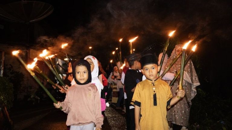 Pawai Obor Agam Sambut Ramadhan: Tradisi Turun Temurun dan Pemulihan Trauma Bencana