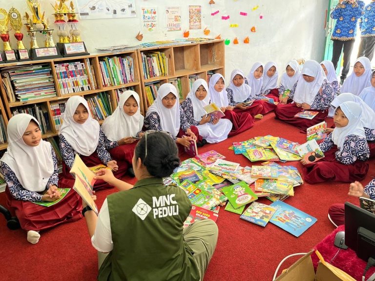 Perkuat Literasi, MNC Peduli Salurkan Ratusan Buku ke SDN Cibilik Sukabumi