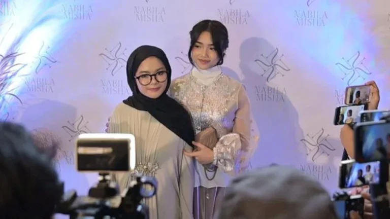 Pesona Fuji Memikat di Private Viewing Nabila Misha, Kagumi Karya Desainer Muda