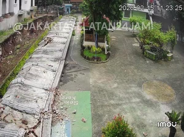 Polisi Selidiki Penyebab Tembok Bangunan Mewah Roboh hingga Timpa Lahan SMPN 182 Jakarta