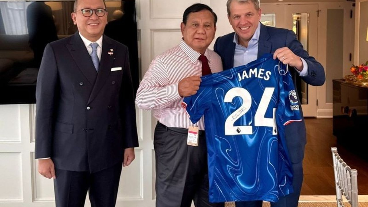 Prabowo Terima Jersey Chelsea dari Todd Boehly, Sinyal Kerja Sama Olahraga Indonesia?