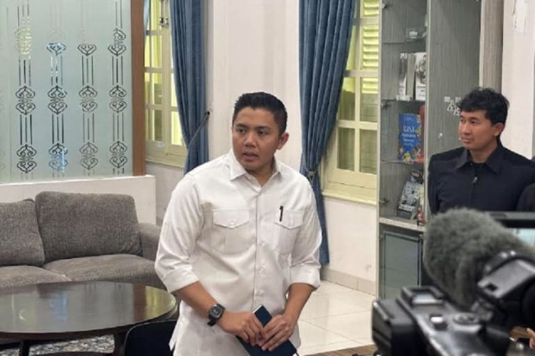 Seskab Teddy Tepis Anggaran MBG Kurangi Anggaran Pendidikan: Narasi Keliru!