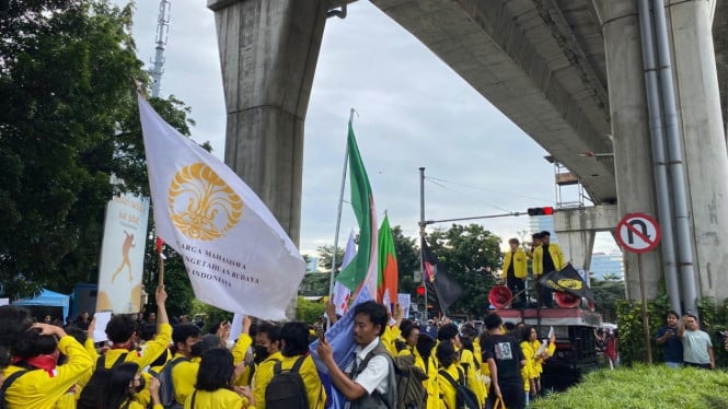 Teriakan "Polisi Pembunuh" Menggema di Mabes Polri, Mahasiswa Desak Hukuman Berat untuk Bripda Mesias