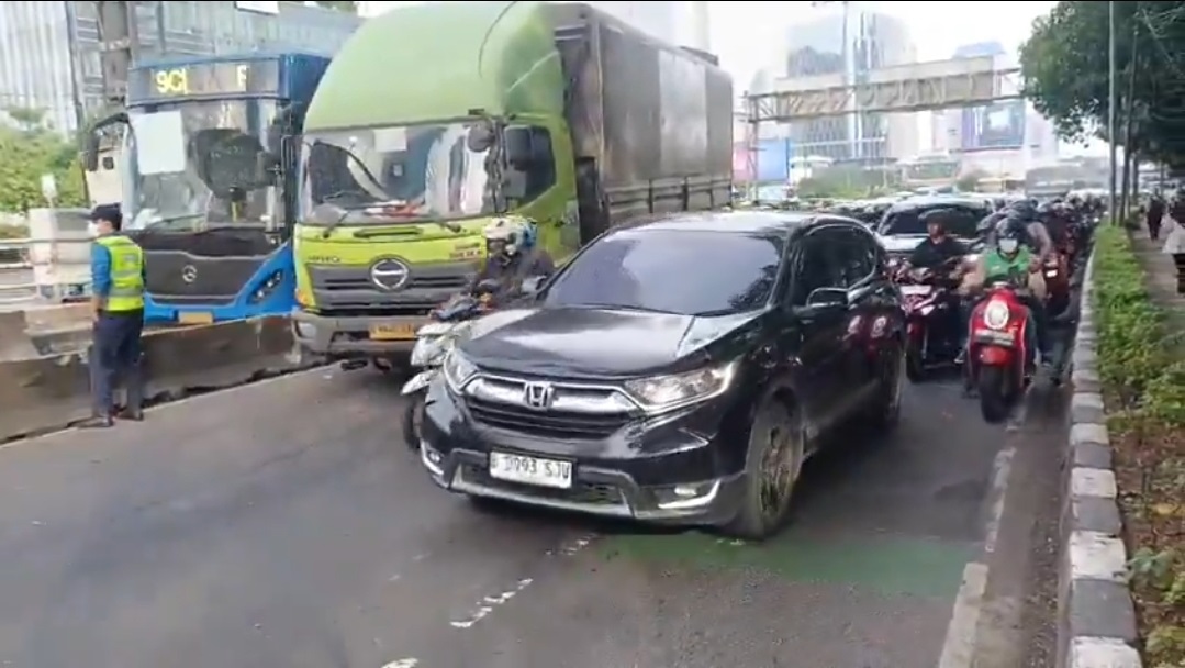 Truk Wing Box Tabrak Pembatas Jalan di Gatot Subroto, Lalin Macet