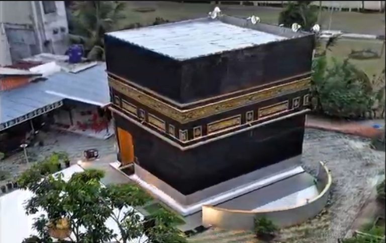 Unik! Shalat Subuh di Masjid Ini Berhadiah AC hingga Umroh