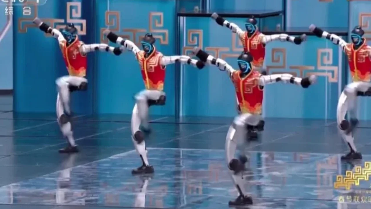 VIDEO China Pamer Robot Humanoid Jago Kungfu di Perayaan Imlek, Bisa Salto dan Main Pedang