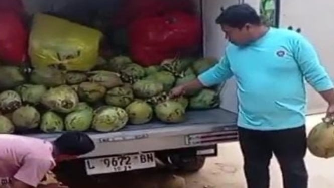 Viral SPPG di Pamekasan Salurkan Menu MBG Buah Kelapa Muda Utuh dan Telur Mentah