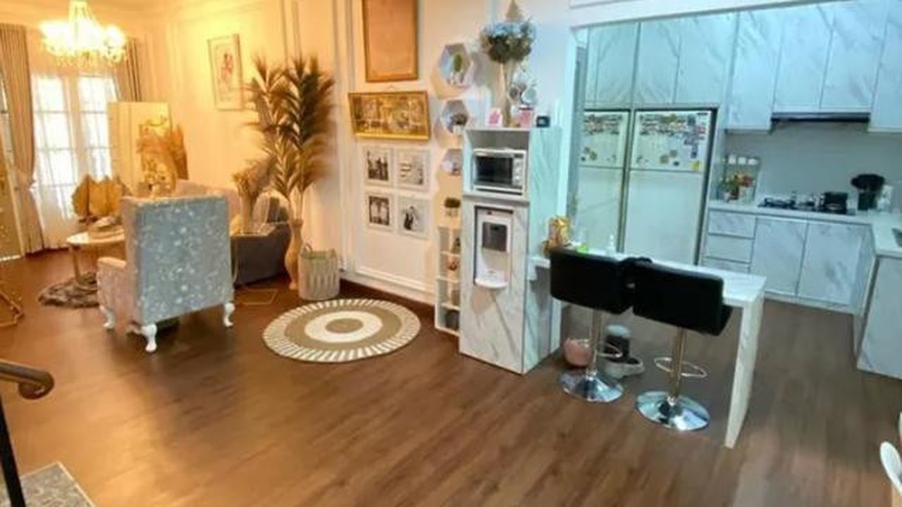 10 Foto Ruang Keluarga Fairuz A. Rafiq dan Sonny Septian, Mengusung Gaya Klasik Kontemporer