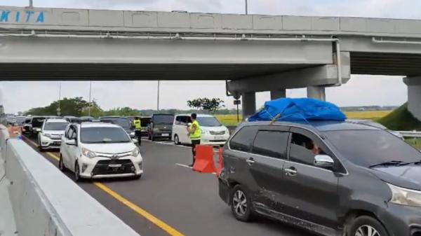 Arus Balik H+2 Lebaran di Tol Pejagan-Pemalang Membeludak, One Way Mulai Diberlakukan