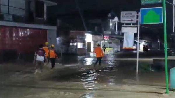 Banjir Rendam Ratusan Rumah di Brebes, Akses Pejagan–Prupuk Menuju Purwokerto Ditutup