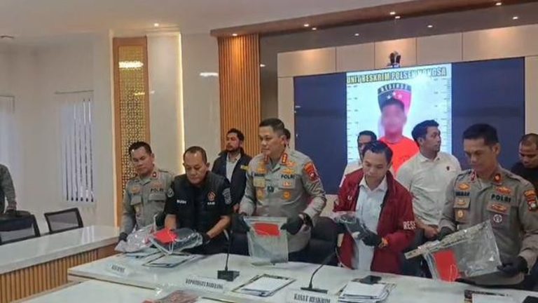 Cemburu Pergoki Mantan Kekasih Sesama Jenis Pelukan sama Pria Lain, Pemuda di Batam Hantam Korban Pakai Kayu Berpaku