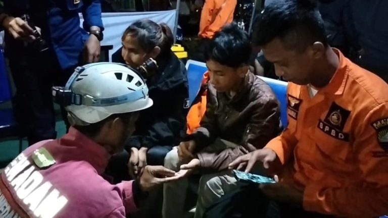 Cincin Tak Bisa Dilepas, Pemudik Minta Bantuan Posko Mudik di Sumedang