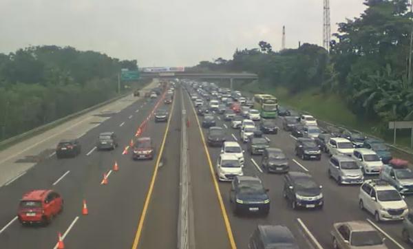 Contraflow Diberlakukan di KM 70-47 Tol Japek, Urai Kepadatan Arus Balik Lebaran