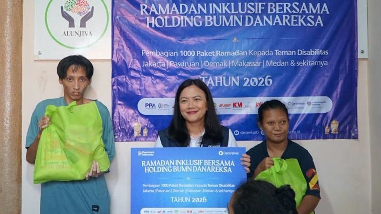 Danareksa Salurkan 1.000 Paket Bantuan Pangan untuk Komunitas Disabilitas di Lima Kota