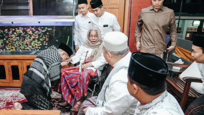 Datangi Pesantren Al Falah Ploso, Kaesang Didoakan Oleh KH Nurul Huda