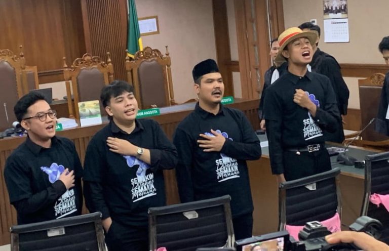 Delpedro Marhaen Cs Divonis Tak Bersalah dan Langsung Dibebaskan