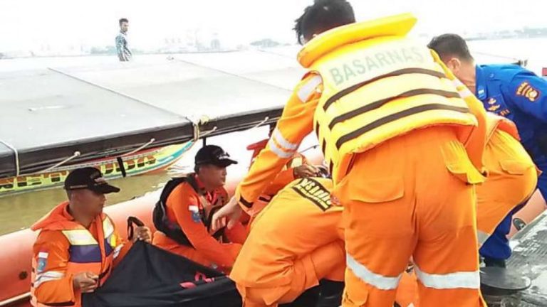 Detik-detik Speed Boat Pecah Dihantam Ombak di Banyuasin, 1 Penumpang Tewas