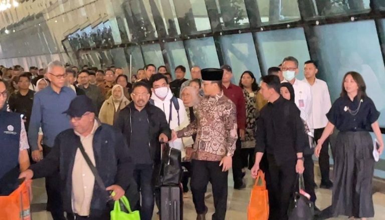Dikawal Menlu, 22 WNI Dipulangkan dari Iran Tiba di Bandara Soetta