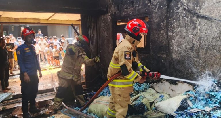 Dilempar Petasan, Rumah Kosong di Bekasi Kebakaran