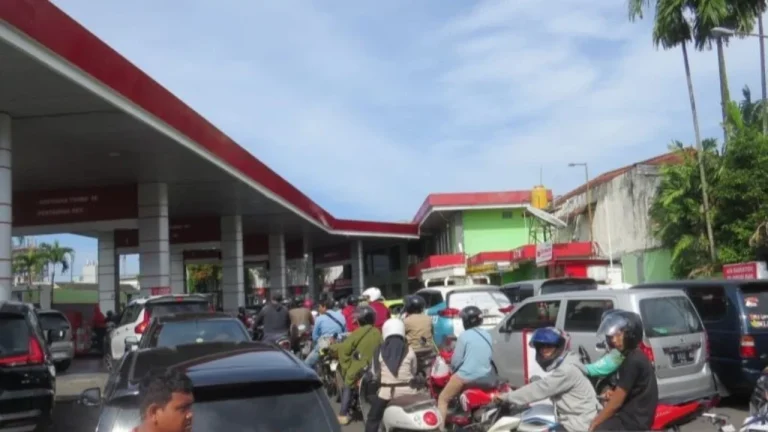 Duduk Perkara Antrean BBM di Singkawang dan Bengkayang Kalbar, Warga Panic Buying Gara-Gara Hal Ini