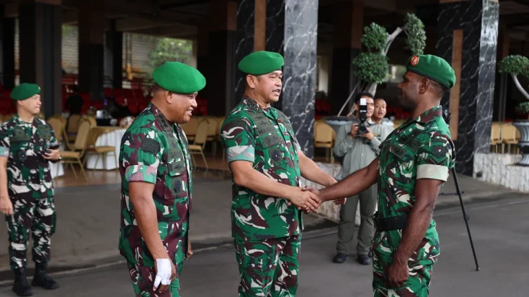 FOTO: Momen Hangat Kasad Maruli  Bersama Prajurit TNI AD Saat Halal Bihalal Mabesad