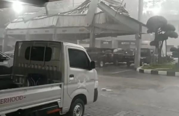 Gedung Gradhika Pemprov Jateng Rusak Tertimpa Tower saat Hujan dan Angin Kencang