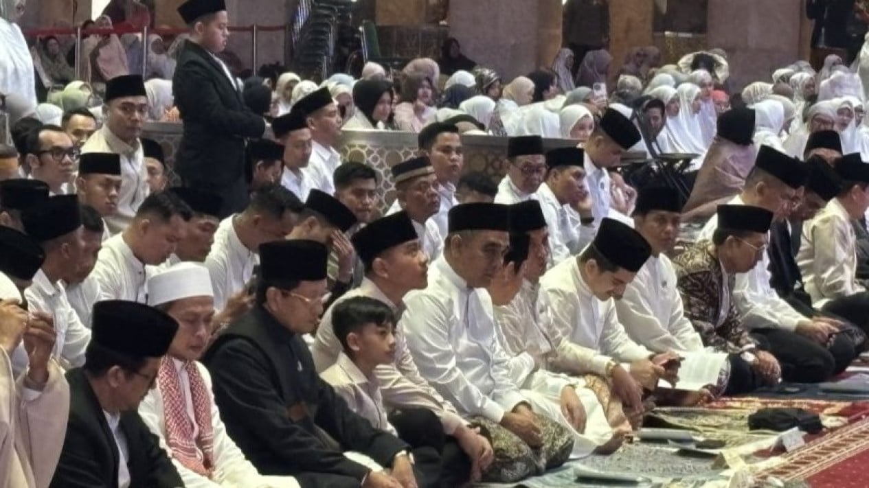 Gibran Salat Id di Istiqlal Bareng Jan Ethes, Ada Para Menteri Juga