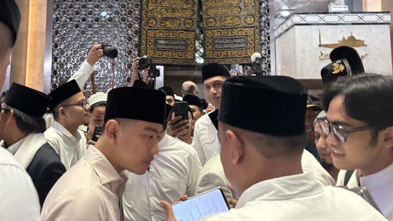 Gibran Salat Idul Fitri di Istiqlal, Sempatkan Swafoto dan Berbincang dengan Warga