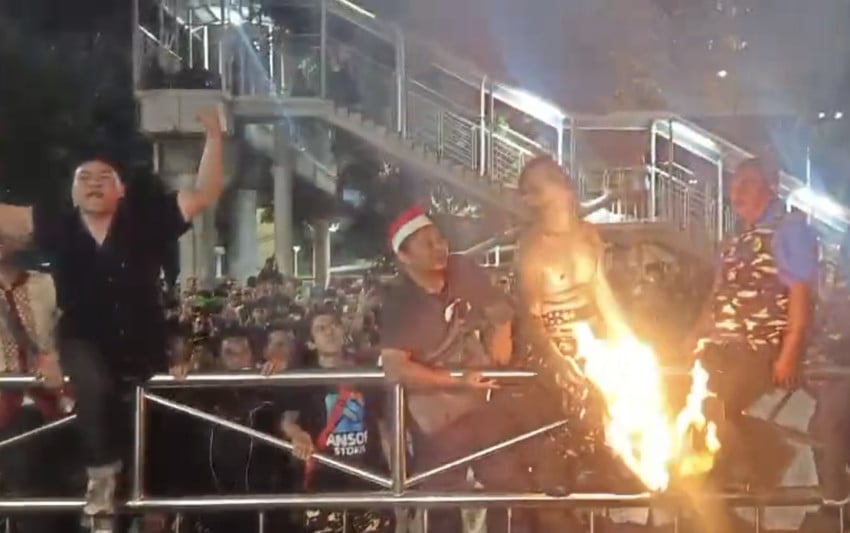 Gus Yaqut Ditahan KPK, Massa Banser Bakar Kaus