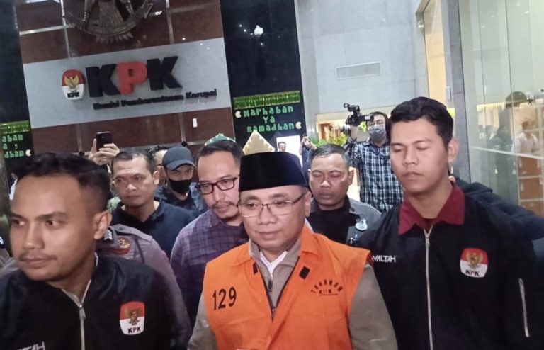 Gus Yaqut Pakai Rompi Tahanan KPK usai Diperiksa sebagai Tersangka Kasus Kuota Haji