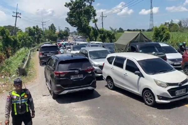 Hari Pertama Lebaran di Jombang, Lalu Lintas Macet Parah di Bandarkedungmulyo