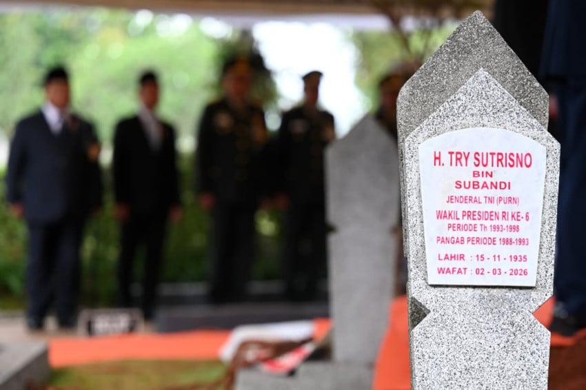 Hormati Try Sutrisno, Istana Instruksikan Pengibaran Bendera Setengah Tiang selama 3 Hari