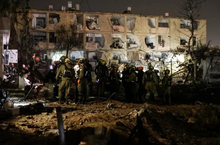 Iran Bombardir Kota Dekat Situs Nuklir Utama Israel, 100 Orang Terluka