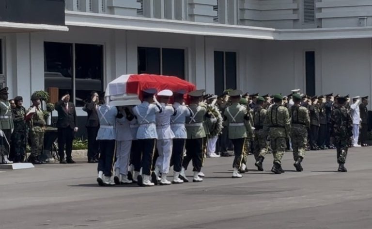 Jenazah Juwono Sudarsono Diberangkatkan ke TMP Kalibata usai Disemayamkan di Kemhan