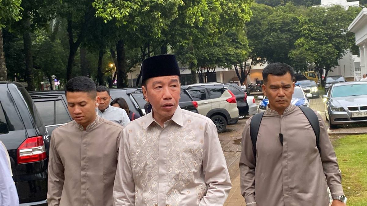 Jokowi Sholat Idul Fitri di Masjid Al-Bina GBK, Disambut Jemaah