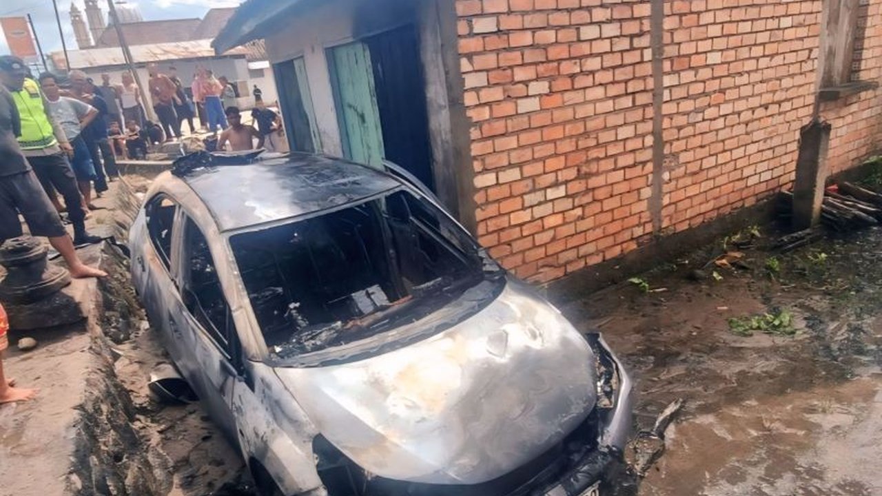 Kecelakaan Mudik OKU Timur: Mobil Terjun Parit dan Terbakar, Empat Penumpang Selamat