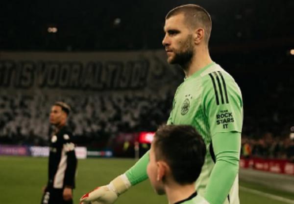 Maarten Paes Ukir Clean Sheet Pertama di Ajax, tapi Nyaris Blunder