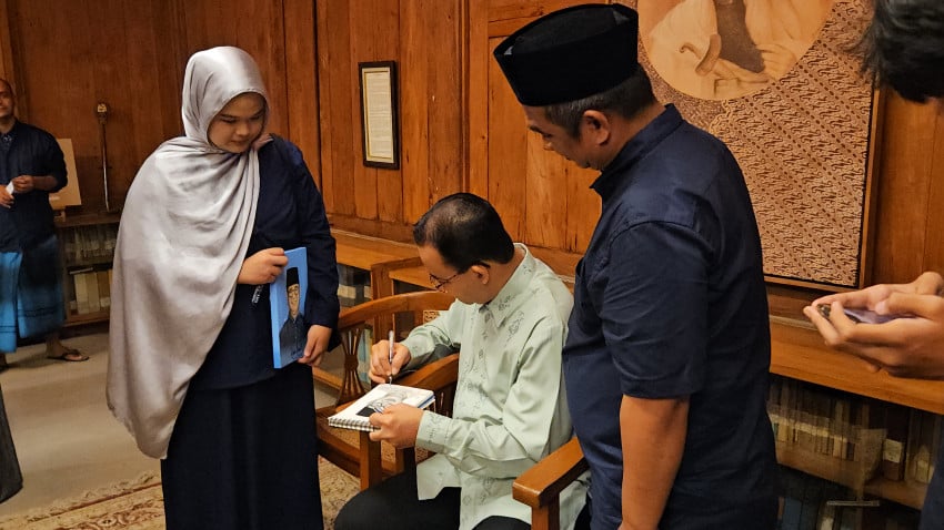 Momen Anies Tanda Tangani Lukisan Karya Pelajar SMA saat Open House Lebaran