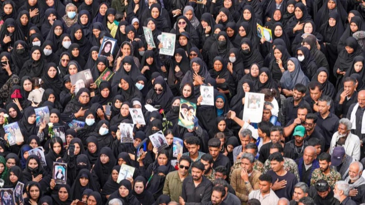 Momen Penuh Emosional dalam Pemakaman Massal 165 Siswi Iran yang Tewas dalam Serangan Israel-AS