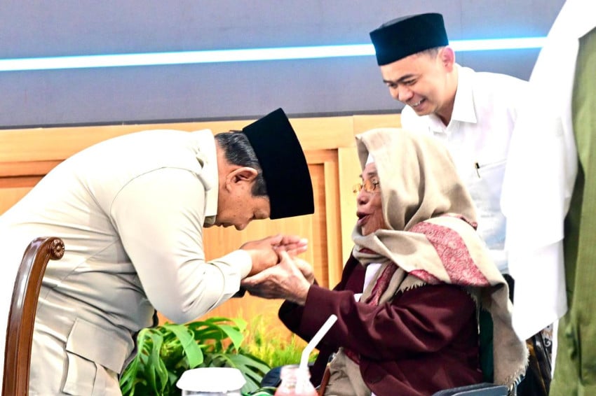 Momen Prabowo Cium Tangan Pengasuh Ponpes Ploso Saat Buka Puasa Bareng Ulama di Istana